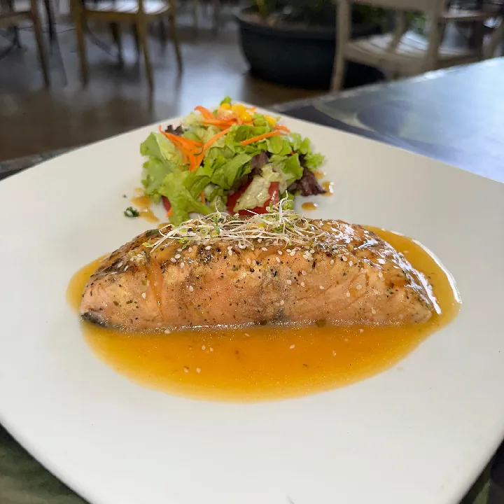 Salmón en salsa frutas